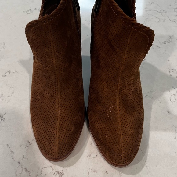 Vince Camuto Fernlee Perforated Suede Brown Leather Ankle Boots Size 6.5 - Picture 2 of 12